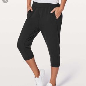 Lululemon rejuvenate 18” crop joggers
